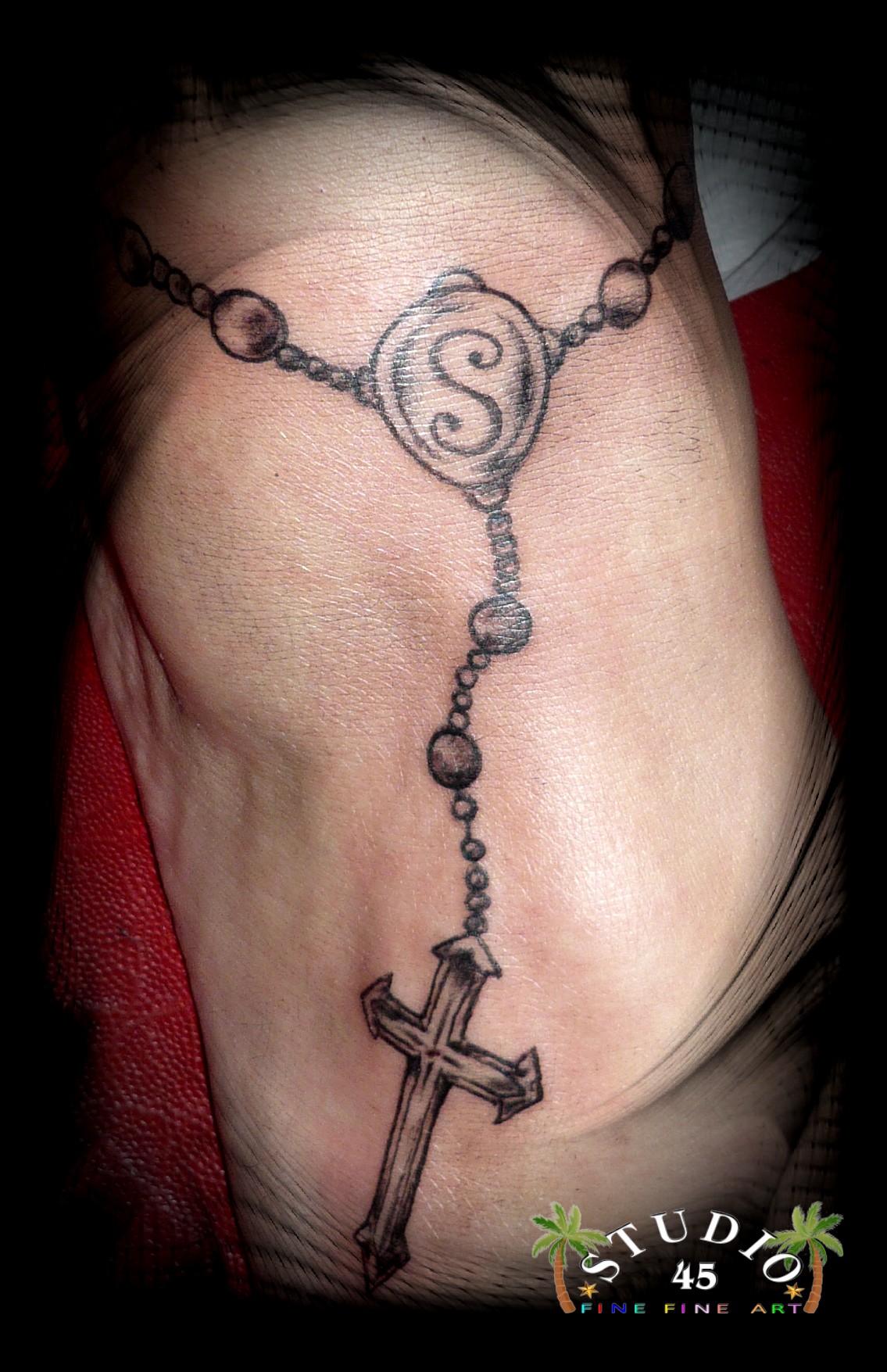 Fuß Kettchen mit Kreuz Realismus Tattoo Recklinghausen STUDIO 45